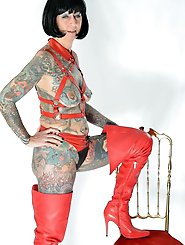 Photo shoot with full body tattooed MILF Cleo