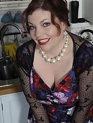 Chubby british mature lady playing with herself