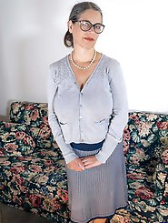 Feisty mature whore shows her skills