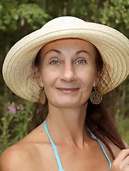 Mature mom is showing her sexy lines on camera