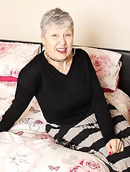 Horny british mature lady getting wet and wild