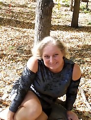 Aged dame is spreading her hips on pix