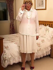 Chubby british mature lady getting naughty